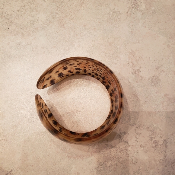 Beautiful, animal print, acrylic, cuff bracelet. Great condition. - Picture 4 of 4